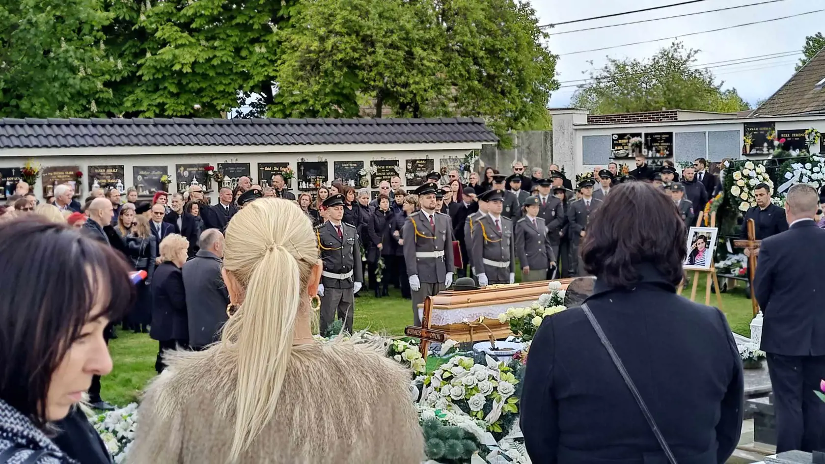 So zosnulou Myrtil sa lúčilo množstvo policajtov.