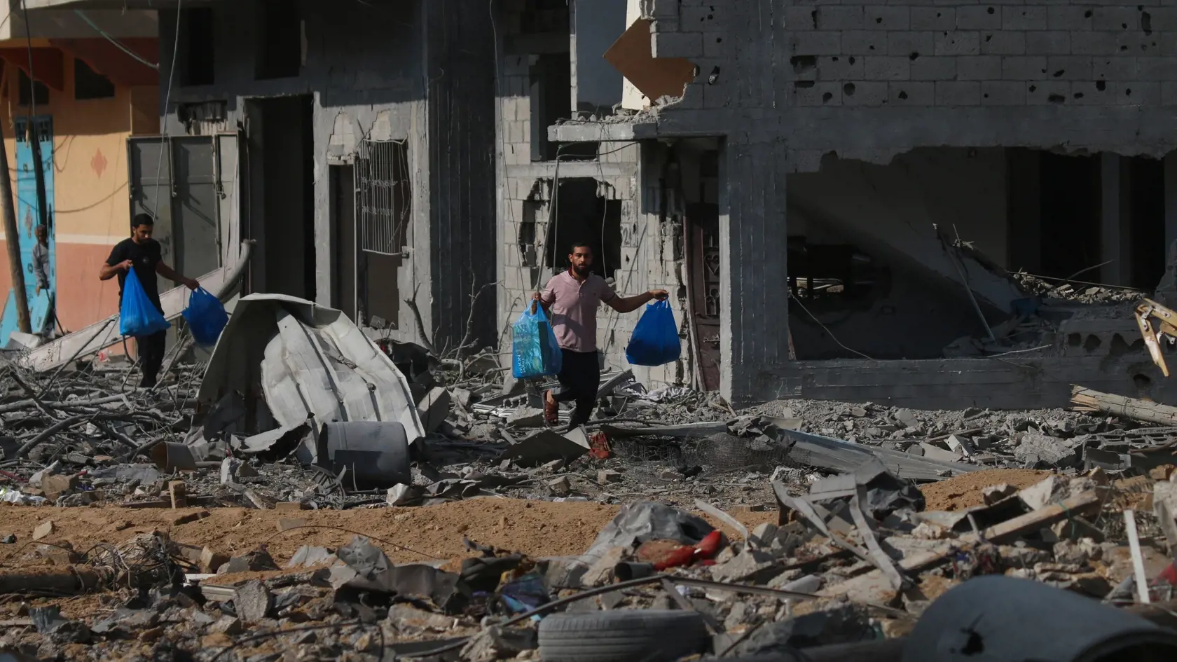 Palestínski občania si prezerajú škody na svojich domoch spôsobené izraelským leteckým útokom v tábore Jabalia na severe pásma Gazy.