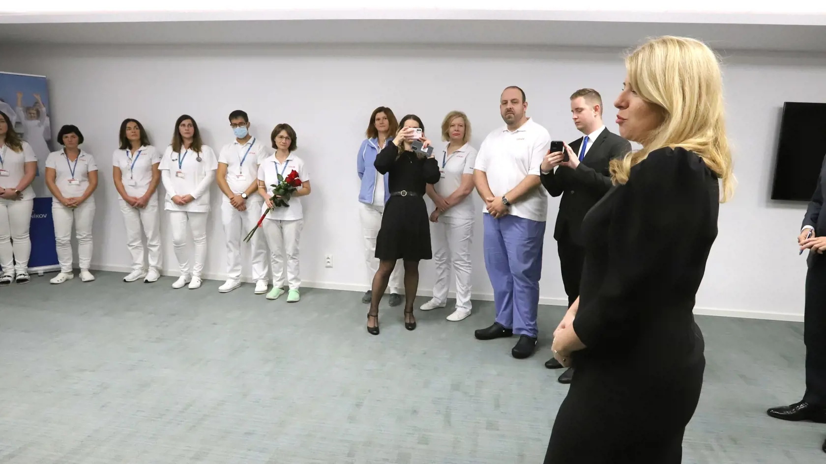 Prezidentka SR Zuzana Čaputová navštívila dnes (13. októbra 2022) Banskú Bystricu, kde sa zaujímala najmä o aktuálnu situáciu v zdravotníctve. V Rooseveltovej nemocnici sa stretla s jej vedením a lekármi, ktorí podali výpovede. Na snímke prvá sprava prezidentka SR Zuzana Čaputová počas stretnutia s lekármi nemocnice v Rooseveltovej nemocnici v Banskej Bystrici 13. októbra 2022. FOTO TASR - Ján Krošlák

