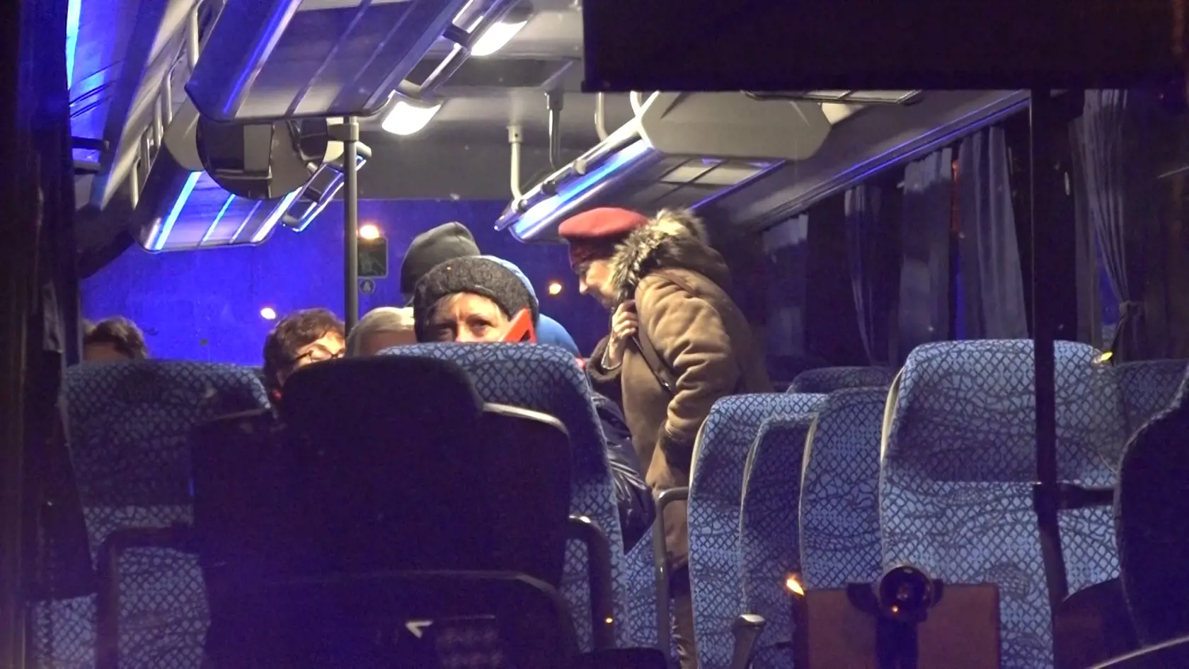 Na evakuáciu boli pristavené autobusy, kde sa zahrievali obyvatelia poškodenej bytovky.