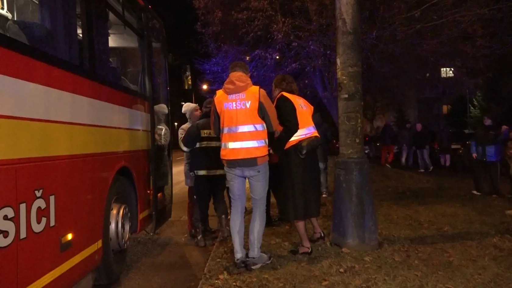 Na mieste zasahovali všetky záchranné zložky. Okrem zásahu  pomáhali evakuovať zhruba 200 osôb. Manželský pár nehodu neprežil.