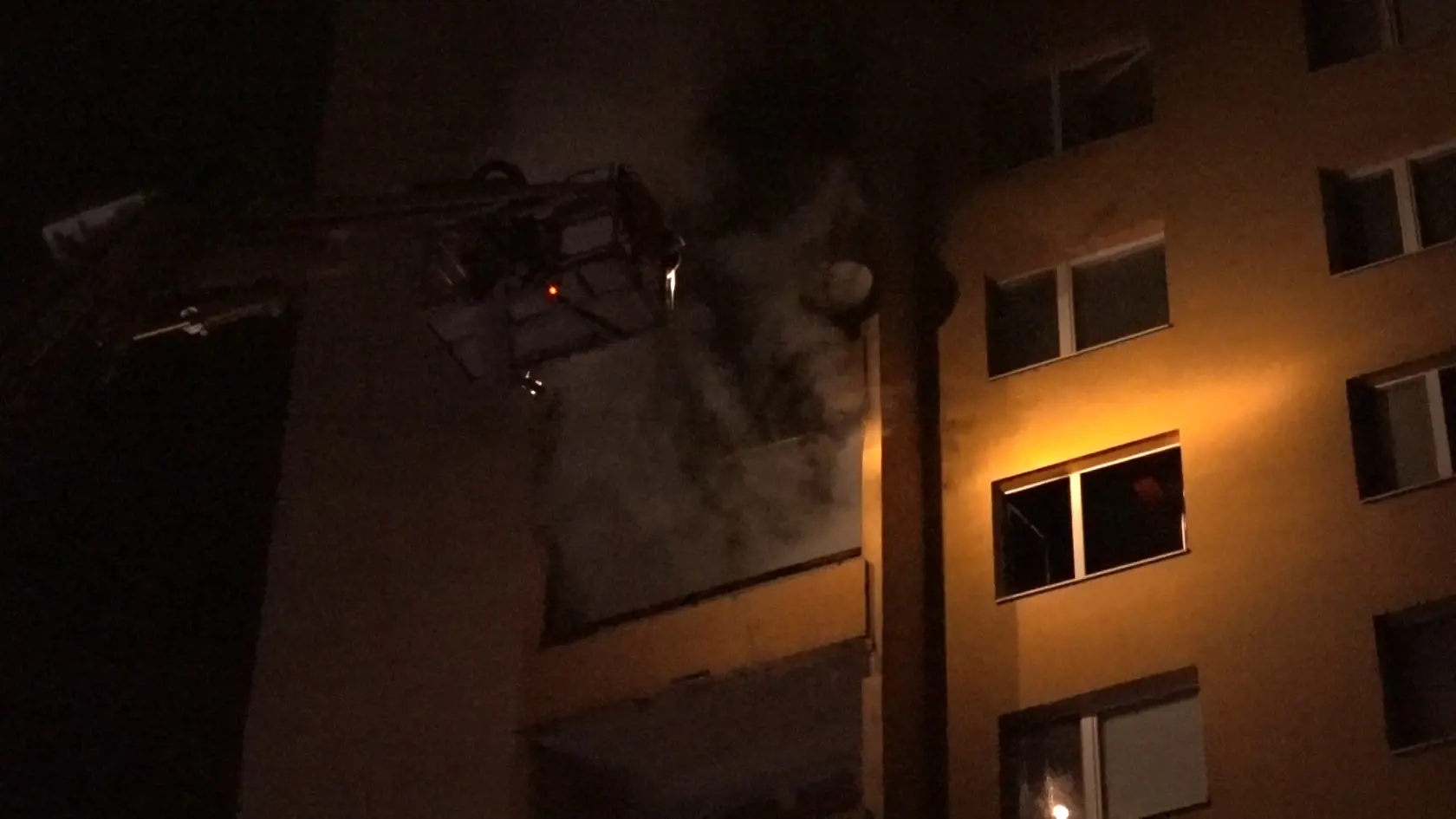 Obyvatelia poškodenej bytovky veria, že Vianoce strávia doma.
