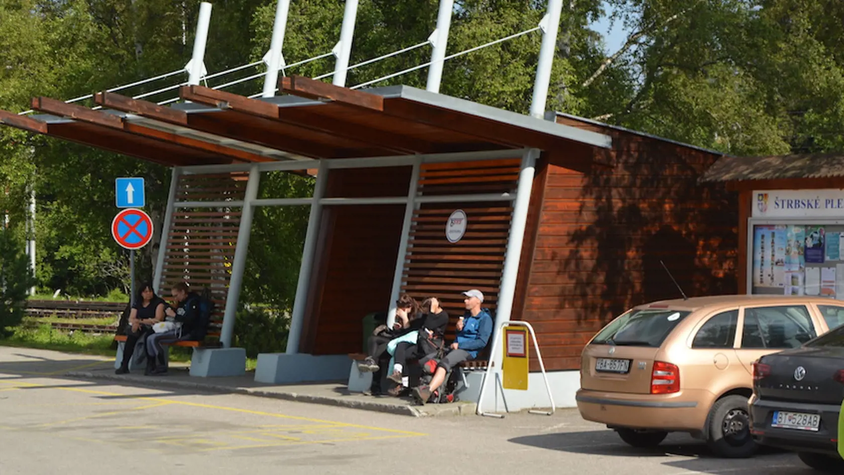 Autobusová zastávka na Štrbskom plese.