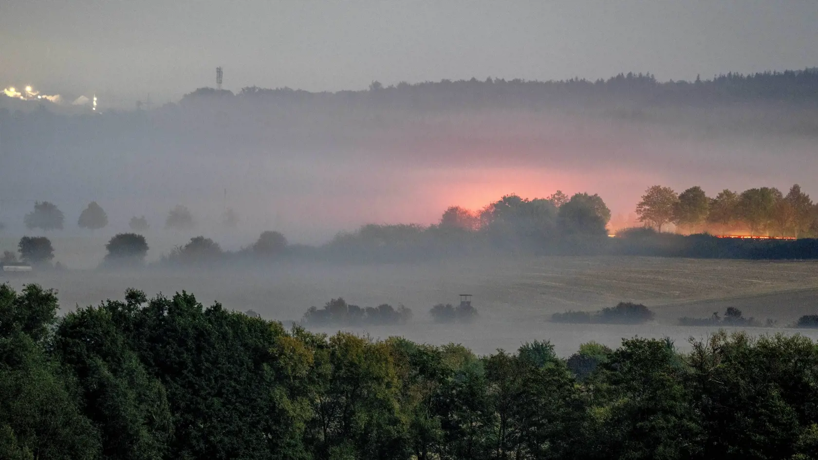 EBE 13 Wehrheim - Na snímke jesenná hmla na poliach pri východe slnka vo Wehrheime pri Frankfurte v Nemecku v pondelok 12. septembra 2022. FOTO TASR/AP

Fog lies on the fields in Wehrheim near Frankfurt, Germany, early Monday, Sept. 12, 2022. (AP Photo/Michael Probst)