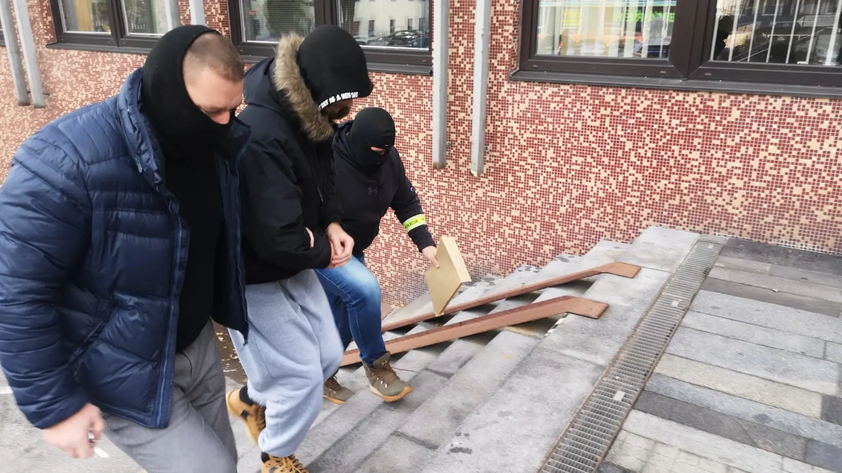 Celú skupinu privážali pred sudcu postupne.