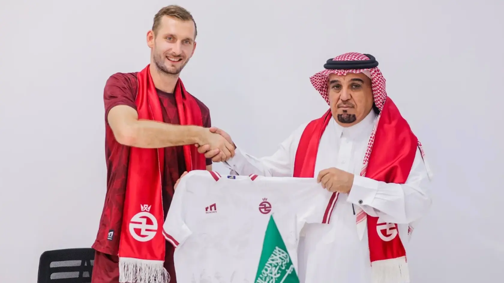 Slovenský futbalový reprezentant Norbert Gyömbér v lete 2024 podpísal so saudským klubom Al Cholúd dvojročný kontrakt. Milióny v konkurenčnom Al Ettifaq zarábajú aj Marek Rodák a Ondrej Duda.