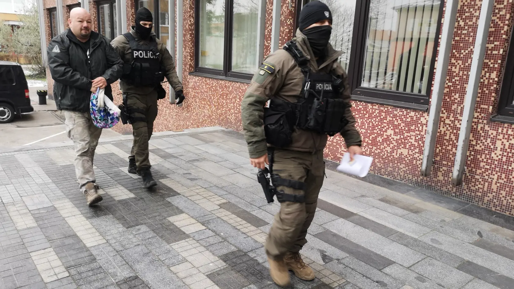 Mužov a ženy polícia viní z kupliarstva a drogovej trestnej činnosti.