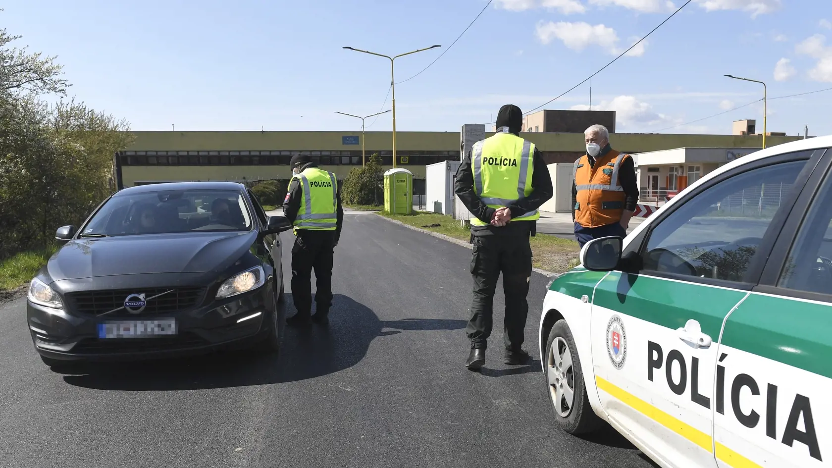 Cestovanie cez hranice by mal uľahčiť jednotný certifikát o očkovaní. Od začiatku júla EÚ zavedie aj tzv. covid pasy, s ktorými sa bude dať cestovať.