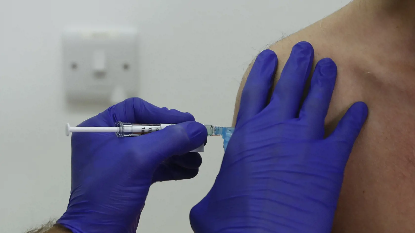 WA 4 archív Londýn - Na archívnej snímke zo 7. októbra 2020 vakcínu proti ochoreniu COVID-19 od americkej farmaceutickej spoločnosti Novavax dostáva dobrovoľník Franklyn Howe počas tretej fázy klinických testov v Londýne. Spoločnosť Novavax vo štvrtok 28. januára 2021 oznámila, že ňou vyvinutá vakcína proti ochoreniu COVID-19 preukázala v tretej fáze klinických testov v Británii účinnosť na úrovni 89,3 percenta. Účinnosť vakcíny proti juhoafrickému variantu koronavírusu SARS-CoV-2 je však podľa 