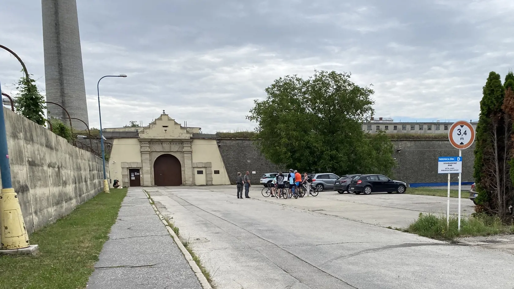 Hlavný vchod do väznice. Leopoldovská pevnosť je postavená v hviezdicovom tvare. Stavali ju ako obrannú protitureckú pevnosť, má dva vchody, kedysi sa tam vstupovalo cez padacie mosty. Desať metrov vysoké múry sú z kameňa, široké sú 25 metrov.