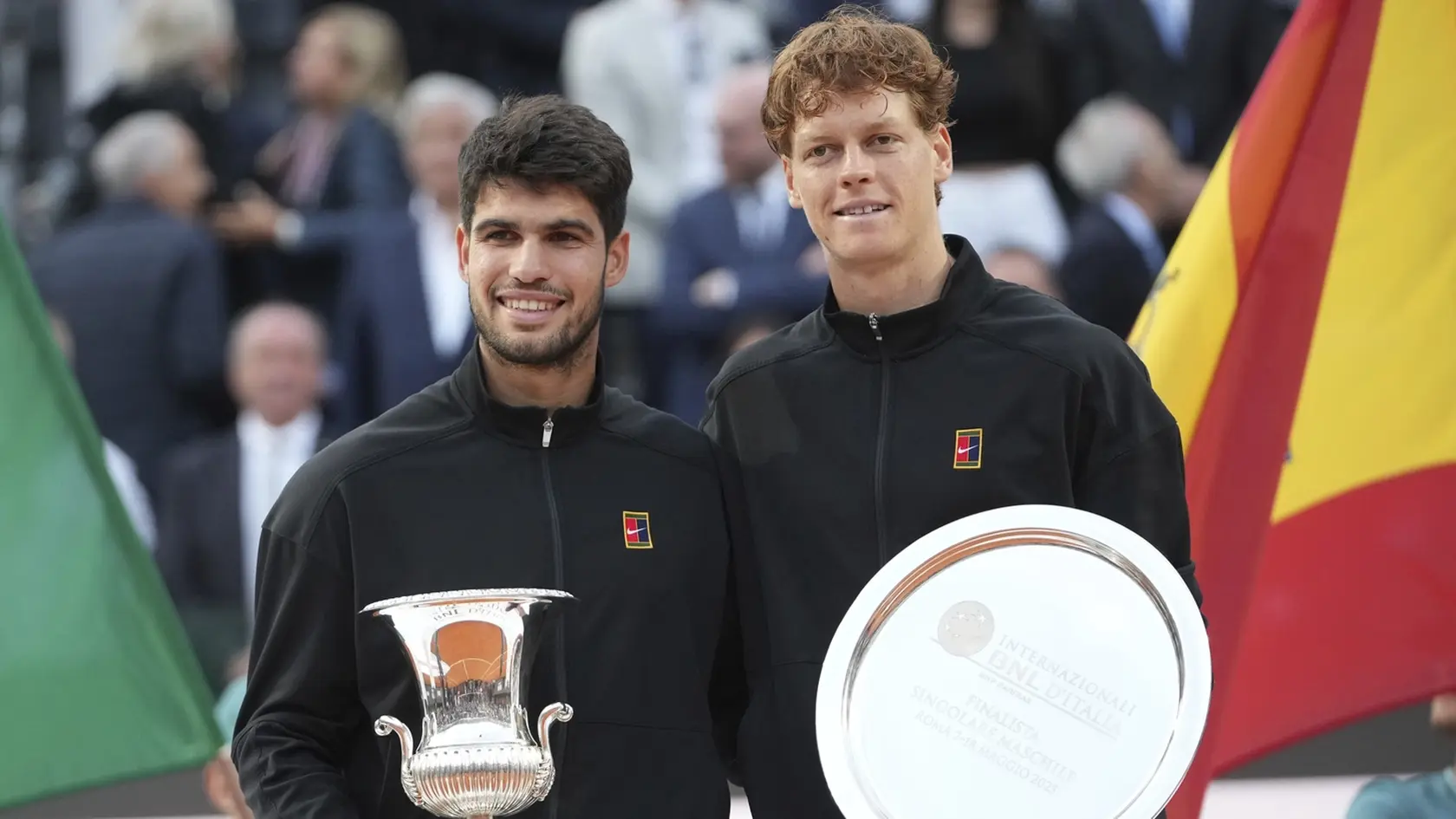 KK59 Rím - Španielsky tenista Carlos Alcaraz (vľavo) pózuje s trofejou po víťazstve nad Talianom Jannikom Sinnerom (vpravo) vo finále mužskej dvojhry na tenisovom turnaji ATP 1000 v Ríme 18. mája 2025. Alcaraz zvíťazil 7:6 (5), 6:1. FOTO TASR/AP 
Carlos Alcaraz of Spain, left, and Jannik Sinner of Italy pose for the photographers after their final tennis match in the Italian Open at the Foro Italico in Rome, Sunday, May 18, 2025. (AP Photo/Alessandra Tarantino)