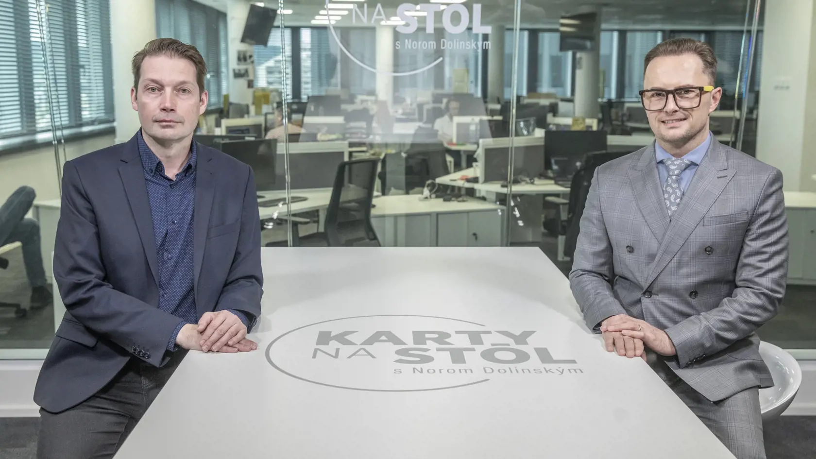 Na snímke je diskusná relácia “Karty na stôl”, ktorej hosťom bol politológ Miroslav  Řádek.