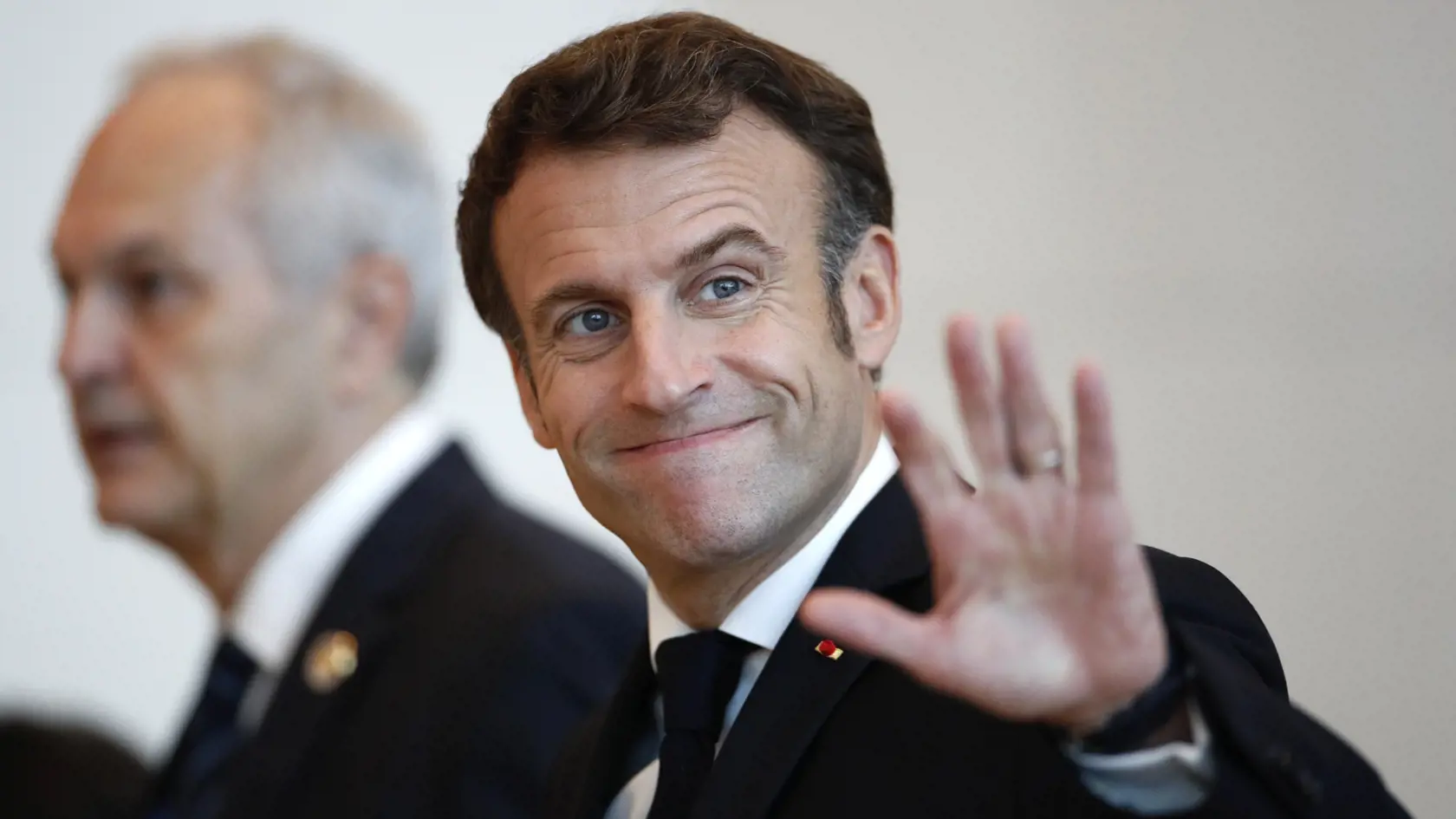 WA 34 Bangkok - Francúzsky prezident Emmanuel Macron prichádza na summit Ázijsko-tichomorskej hospodárskej spolupráce (APEC) v thajskom Bangkoku v piatok 18. novembra 2022. FOTO TASR/AP

French President Emmanuel Macron arrives to attend the APEC Leader's Informal Dialogue with Guests during the APEC summit in Bangkok, Thailand, Friday, Nov. 18, 2022. (Rungroj Yongrit/Pool Photo via AP)