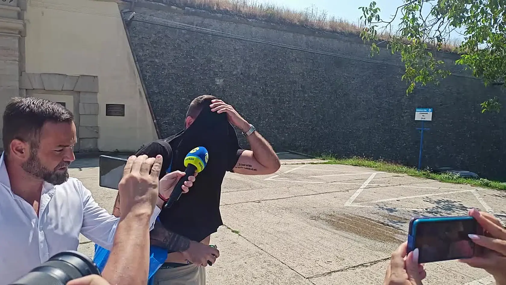 Je to už takmer rok, čo Veľkým Meder otriasla násilná smrť hádzanárky Cynthie (†32). Zo sveta ju mal zniesť jej partnerovi Jurajovi. Bývalý príslušník Kriminálneho úradu finančnej správy ju mal uškrtiť lanom. Záver vyšetrovania je stále v nedohľadne, no jedná vec sa však uzavrieť podarila.