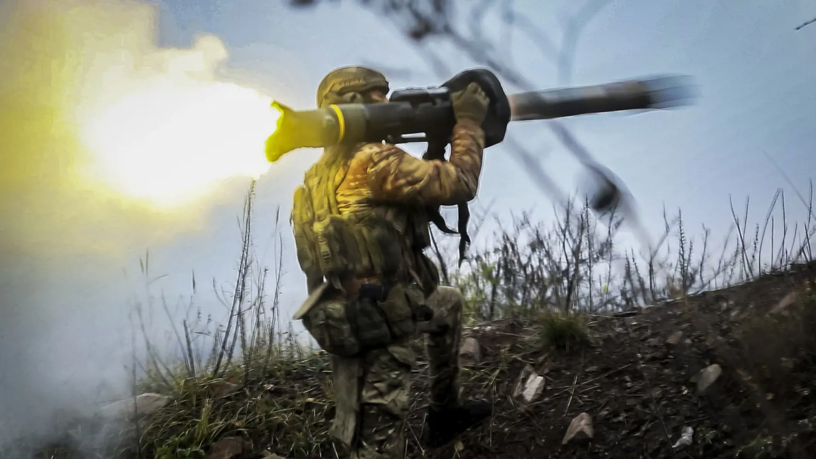 WA 44 Doneck - Ukrajinský vojak odpaľuje protitankovú raketu na neznámom mieste v Doneckej oblasti na Ukrajine vo štvrtok 17. novembra 2022. FOTO TASR/AP 


A Ukrainian soldier fires an anti-tank missile at an undisclosed location in the Donetsk region, Ukraine, Thursday, Nov. 17, 2022. (AP Photo/Roman Chop)