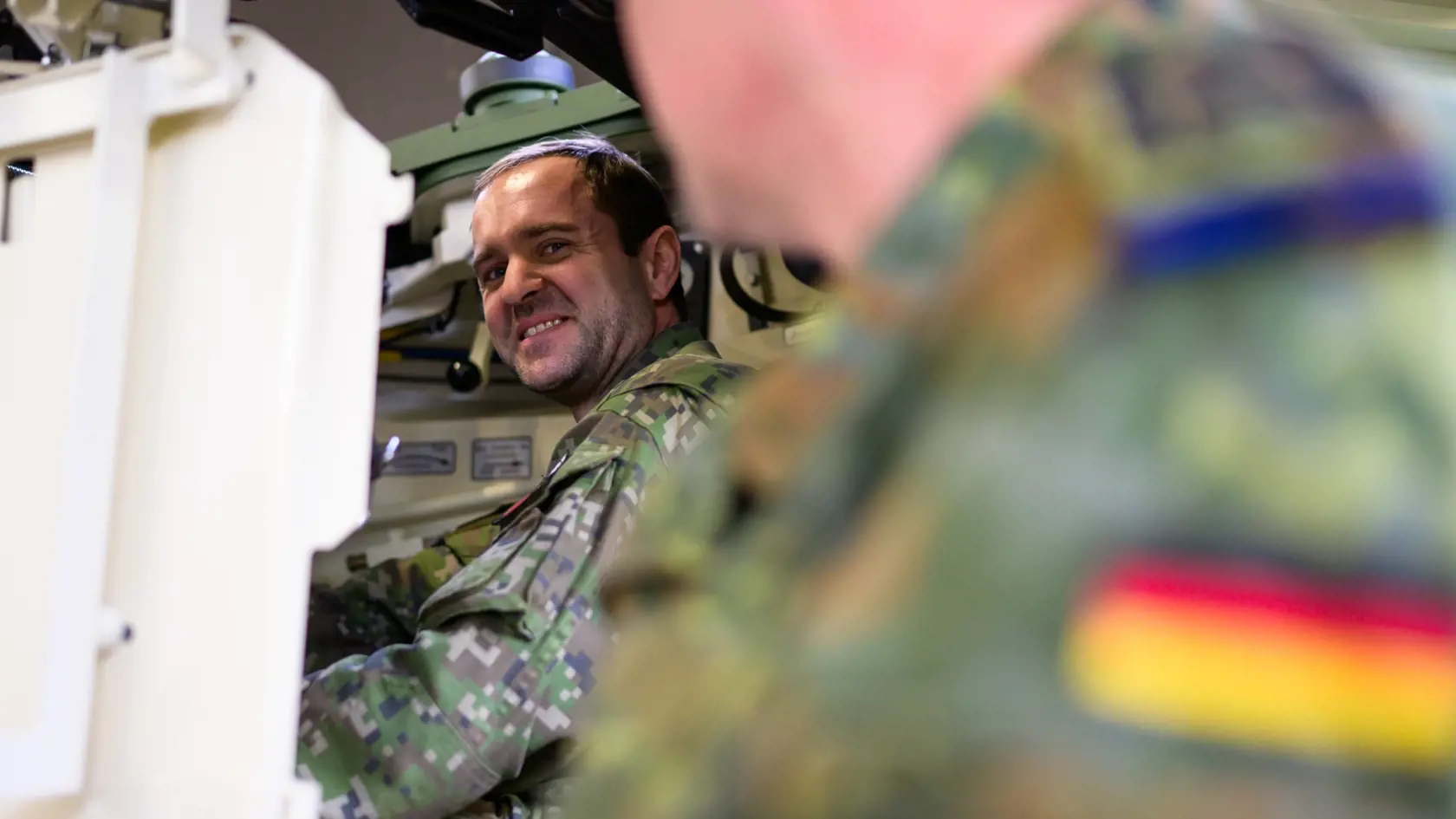 JB 7 Münster - Slovenský vojak (vľavo) nastupuje spolu s inštruktorom do bojového tanku Bundeswehru Leopard 2 A4 počas vojenského cvičenia vo výcvikovom stredisku v nemeckom meste Münster 24. novembra 2022. Nemecký Bundeswehr momentálne dáva výcvik slovenským vojenským vodičom na bojovom tanku typu Leopard 2 A4. Nemecká zbrojárska spoločnosť Rheinmetall dodá Slovensku v decembri tohto roka prvý z celkovo 15 tankov Leopard. FOTO TASR/DPA

24.11.2022, Niedersachsen, Munster: Ein slowakischer Solda