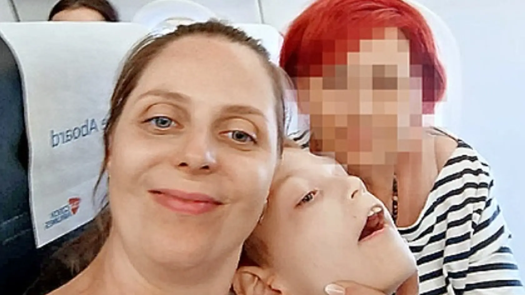 Pavlína s mamou a so synčekom tesne pred incidentom v lietadle, po ktorom ich z neho vyhodili.