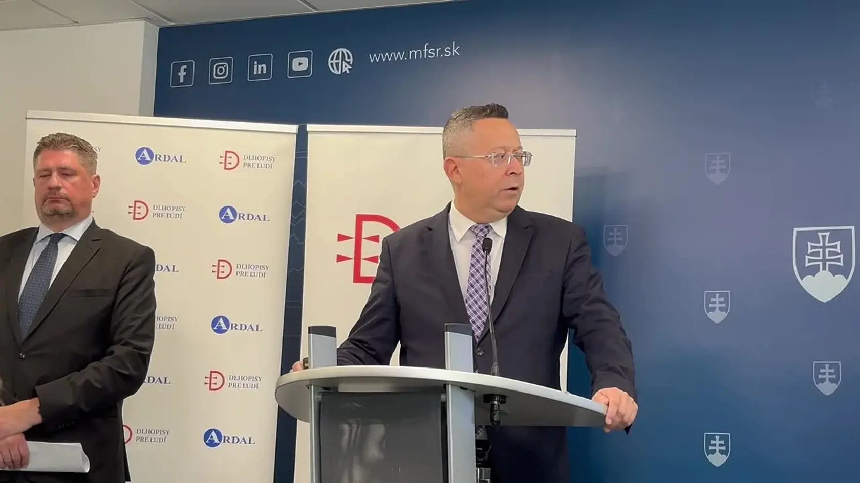 Minister financií Ladislav Kamenický predstavil novinky v štátnych dlhopisoch. Budú dva druhy. Jeden so splatnosťou 2 roky a úrokom 3 % a druhý so splatnosťou 4 roky a úrokom 3,3 %.