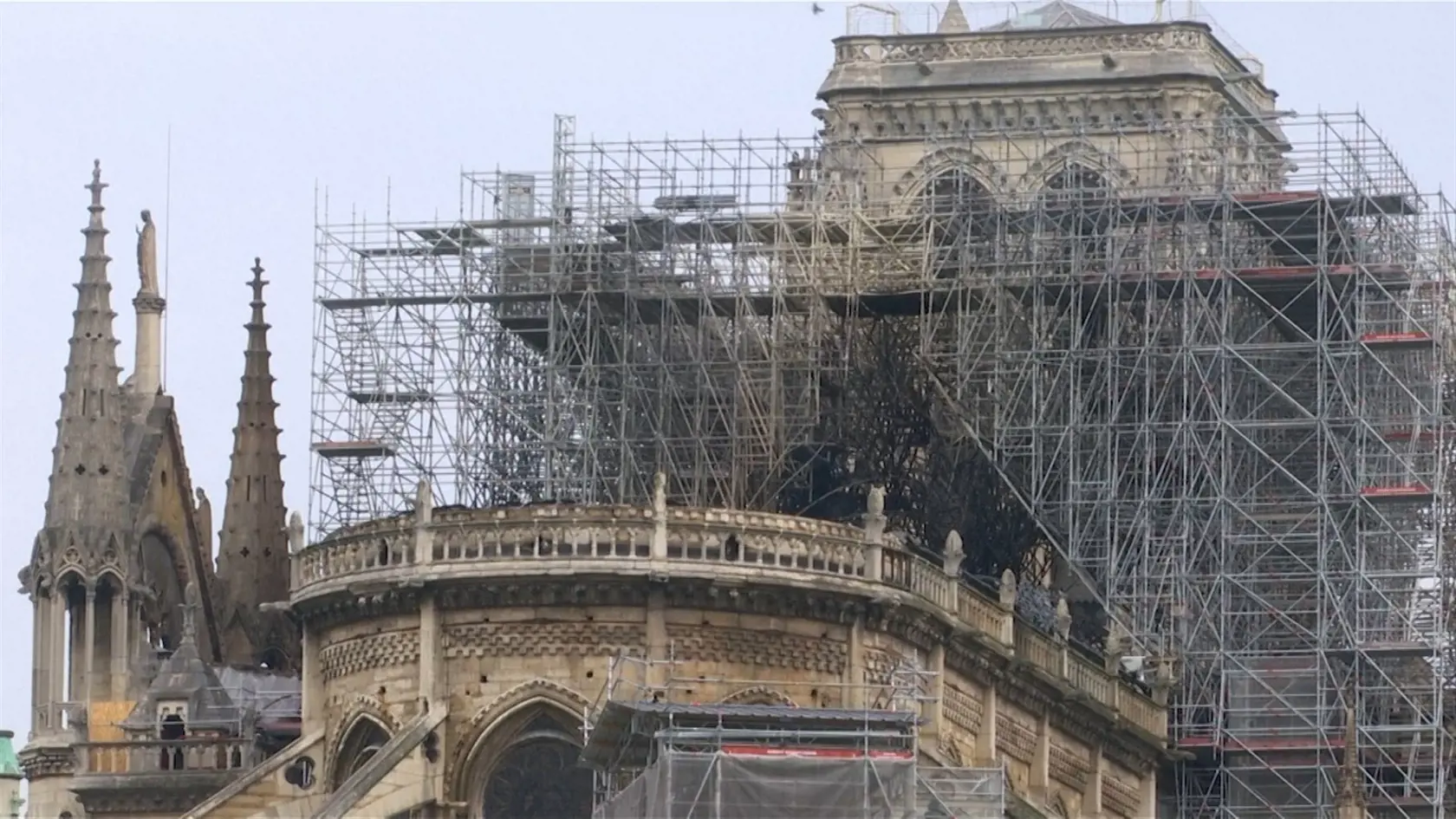 Z parížskej Notre-Dame začnú odstraňovať lešenie, bude to trvať mesiace