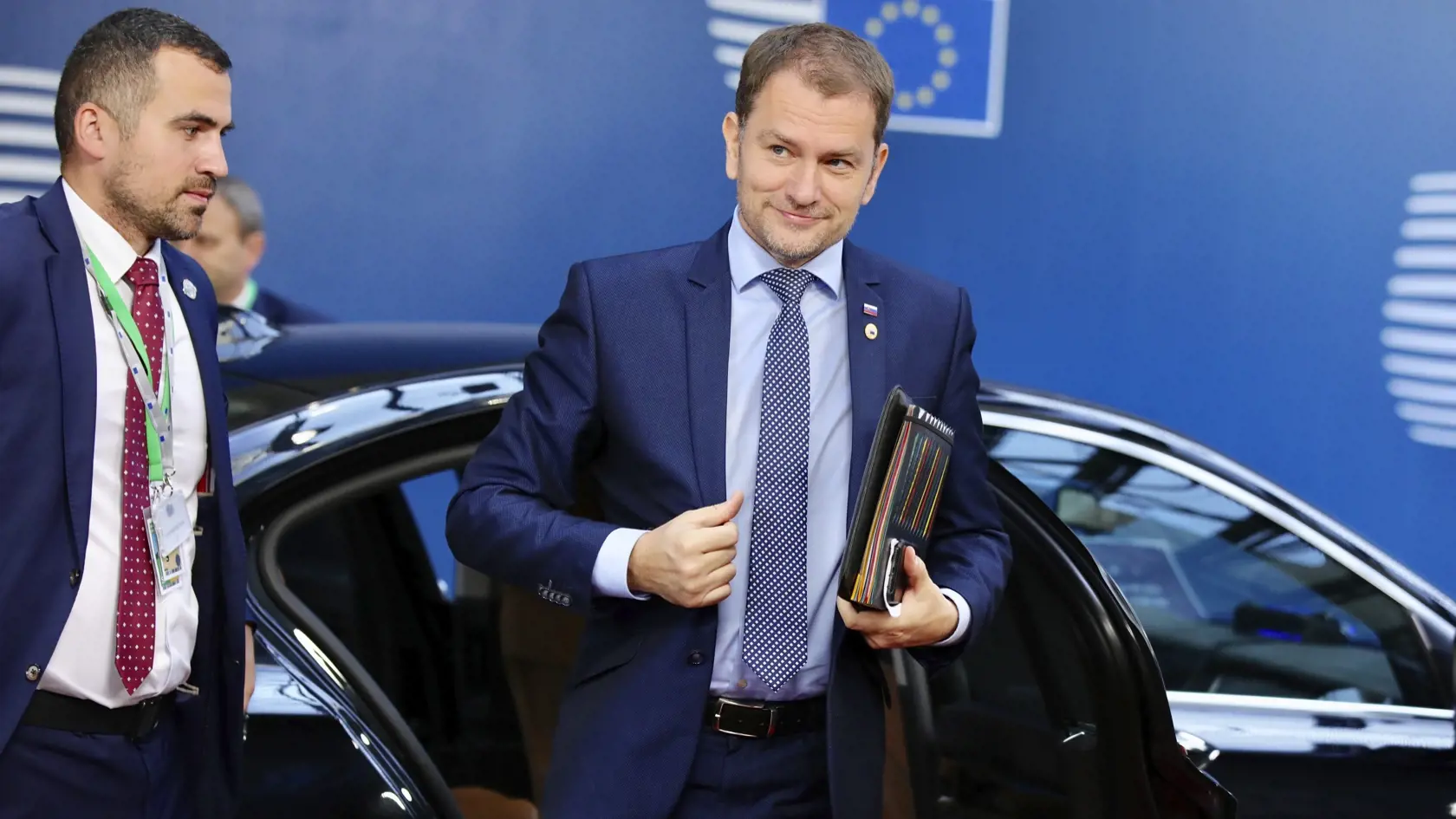 KK42 Brusel - Slovenský premiér Igor Matovič prichádza na druhý deň summitu EÚ v Bruseli 18. júla 2020. Prvý deň mimoriadneho summitu EÚ v Bruseli, ktorého cieľom je nájsť kompromisnú dohodu hláv vlád a štátov Únie o sedemročnom rozpočte a o pláne obnovy po koronakríze, sa skončil neúspechom.  Hlavnou témou summitu sú rokovania o pláne obnovy v reakcii na krízu spôsobenú pandémiou ochorenia COVID-19 a o novom dlhodobom rozpočte EÚ. FOTO TASR/AP  
Slovakia's Prime Minister Igor Matovic arrives fo