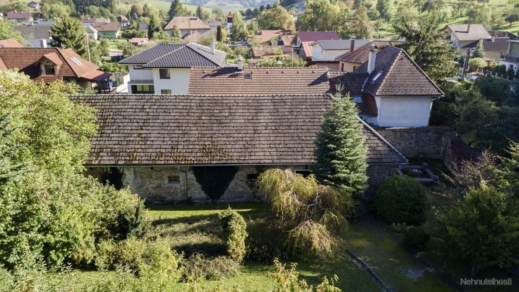 Súčasťou nehnuteľnosti je aj hospodárska budova, v minulosti koniareň.