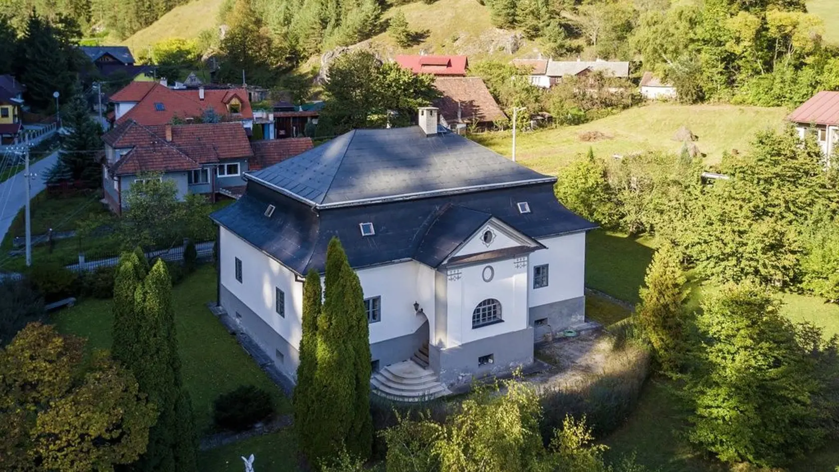 Kaštieľ je obohnaný rozsiahlou záhradou, ktorú upravil architekt.