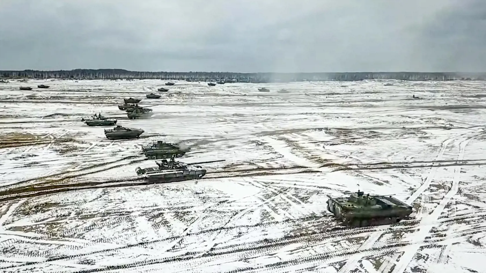 Na snímke z videa zverejneným ruským ministerstvom obrany tanky sa pohybujú počas spoločného vojenského cvičenia bieloruskej a ruskej armády v bieloruskom výcvikovom priestore Brestskyj 4. februára 2022.