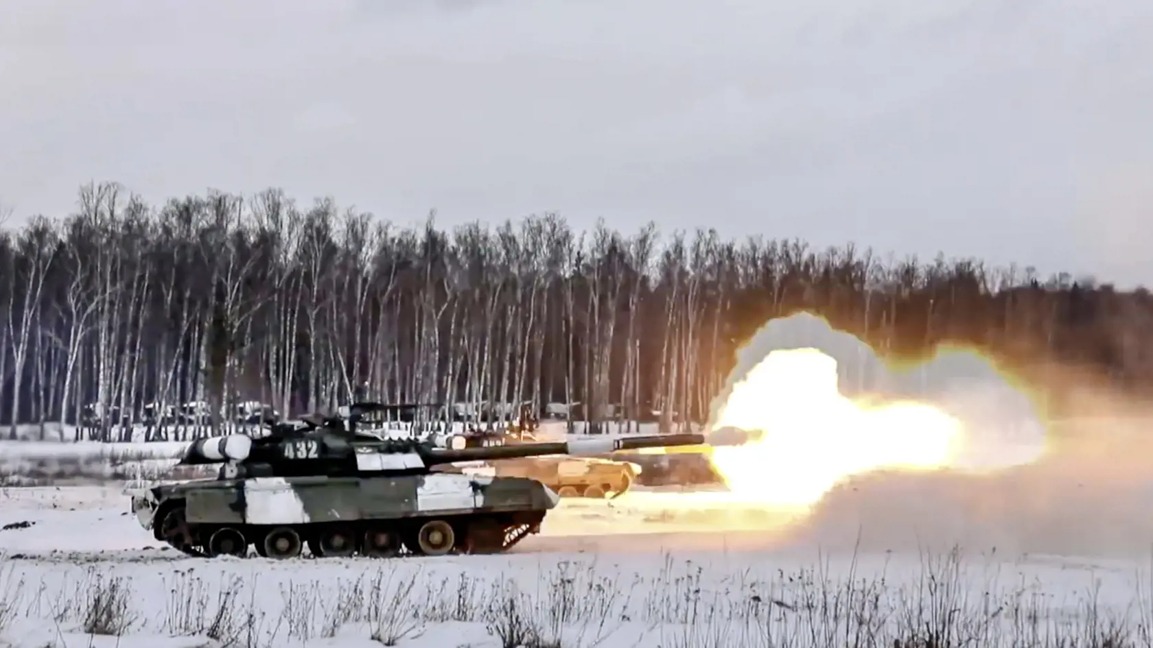Na snímke z videa zverejneným ruským ministerstvom obrany ruské tanky T-72B3 pália počas vojenského cvičenia na vojenskej tréningovej základni Golovenki pri Moskve 2. februára 2022. Hromadenie ruských vojsk v blízkosti ukrajinských hraníc a obavy Západu z prípadnej ruskej invázie na Ukrajinu boli témami pondelkového zasadnutia Bezpečnostnej rady Organizácie Spojených národov (BR OSN) v New Yorku.