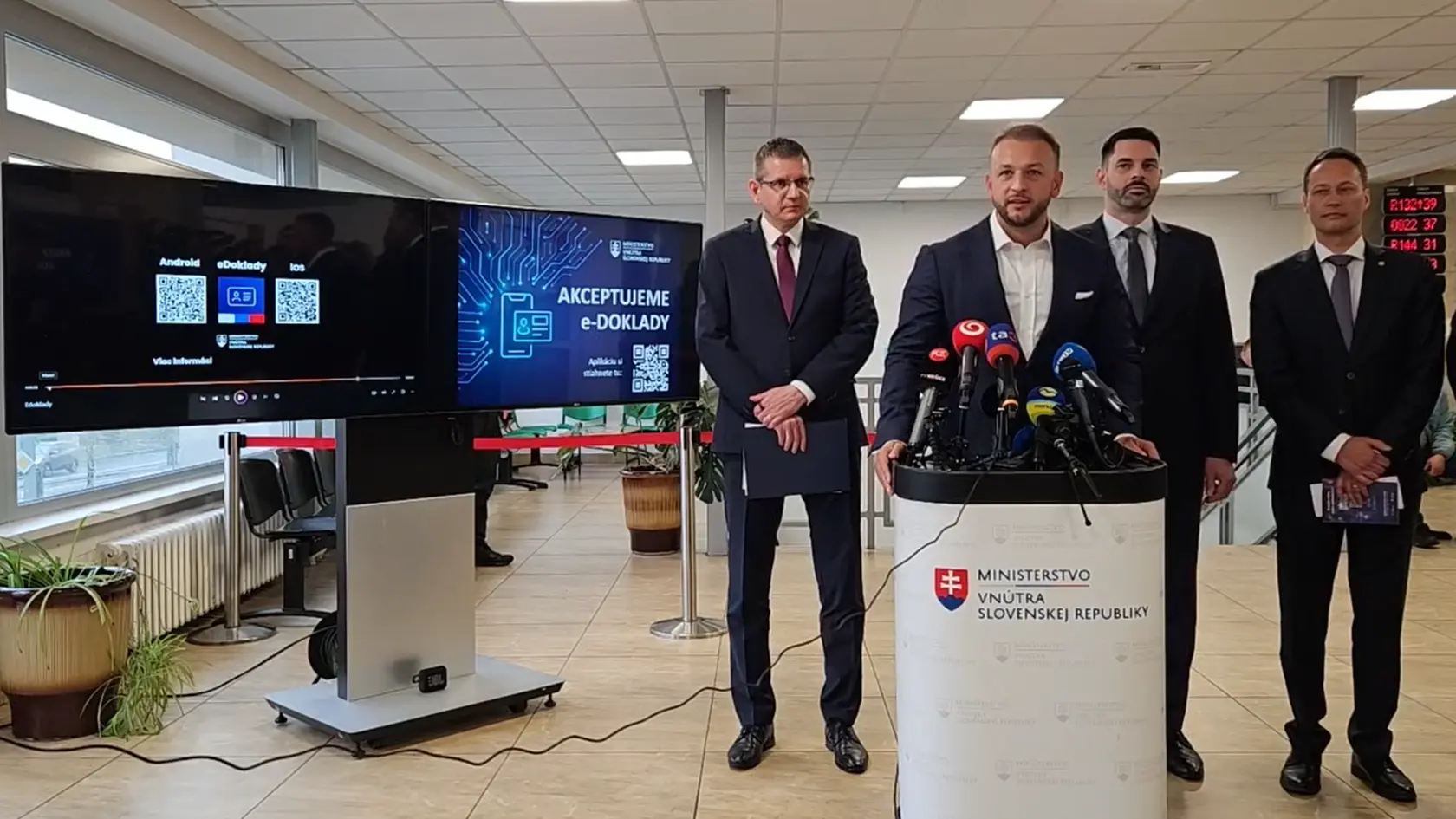 Minister vnútra Matúš Šutaj Eštok, štátny tajomník MV SR Patrik Krauspe, generálny riaditeľ sekcie informatiky MV SR  Martin Hrachala a generálny riaditeľ a predseda predstavenstva Slovenskej pošty a. s. Vladislav Kupk