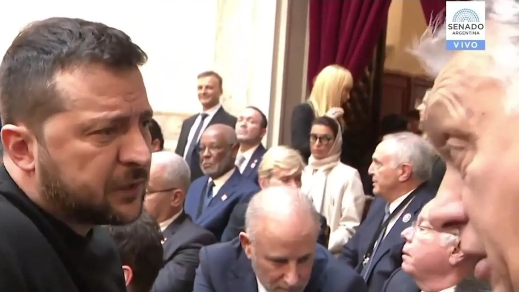 Video zachytilo, ako sa Zelenskyj a Orbán rozprávajú asi 20 sekúnd v budove argentínskeho parlamentu.