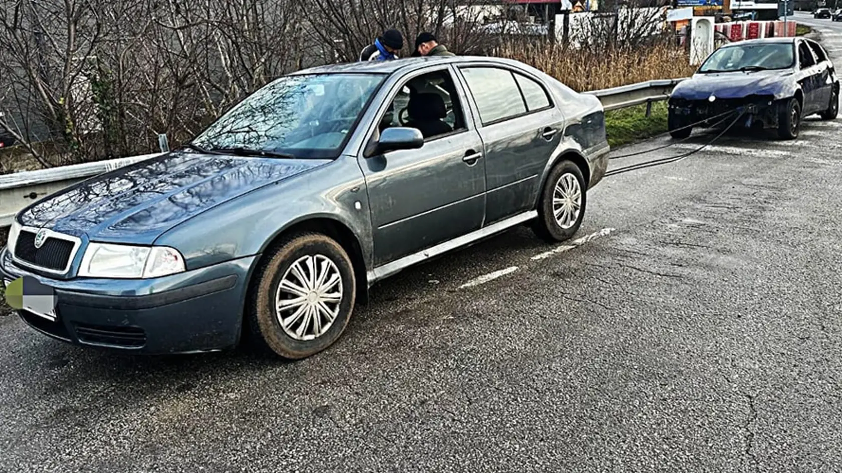 Policajti Krajského dopravného inšpektorátu v Bratislave si všimli na ceste I/62 v Senci vodiča osobného motorového vozidla značky Škoda Octavia, ktoré ťahalo iné motorové vozidlo. 