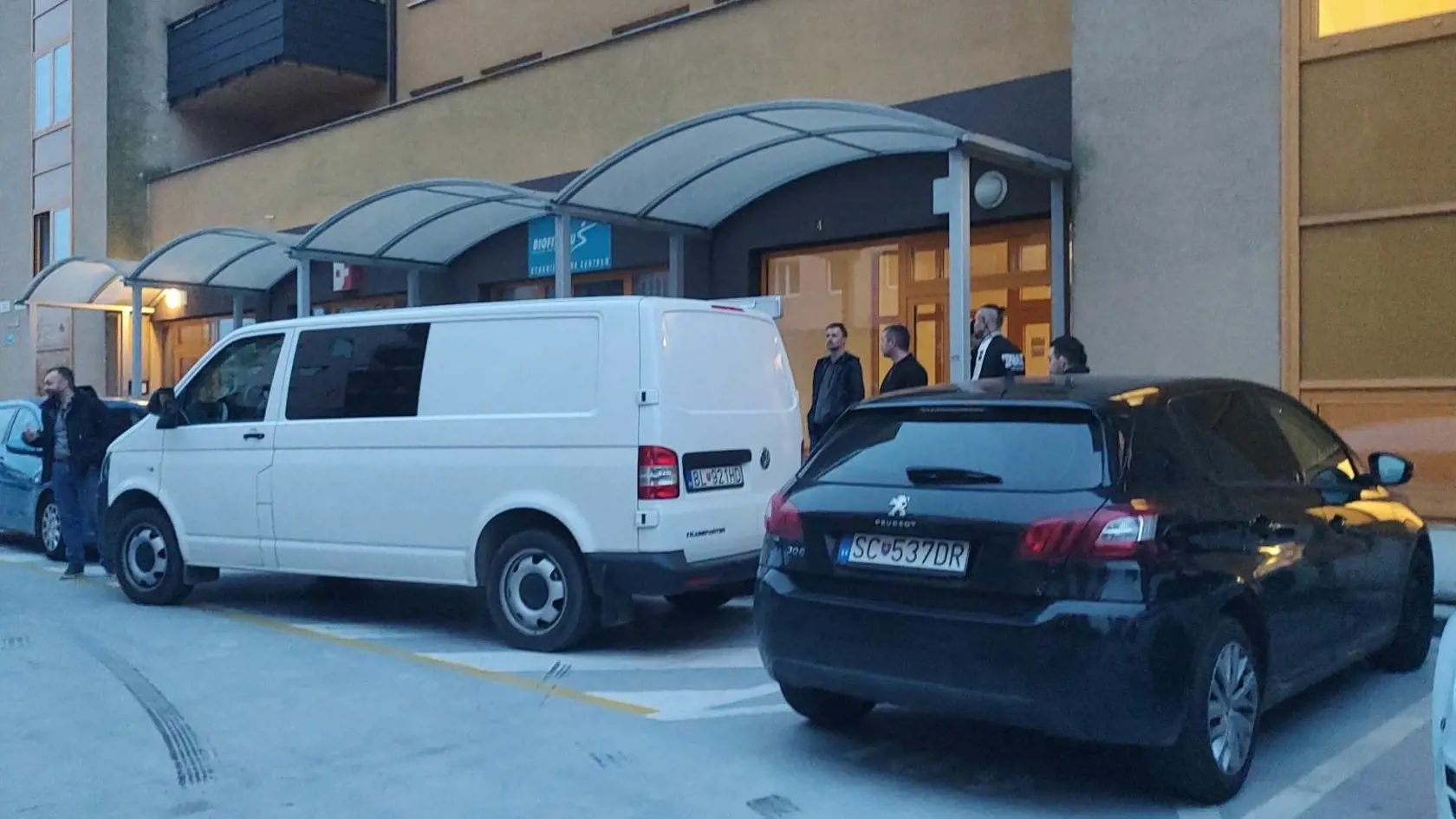 Z bytovky na Vyšehradskej ulici v Bratislave vypadli muž a žena, v byte napokon našla polícia aj mŕtve dieťa.