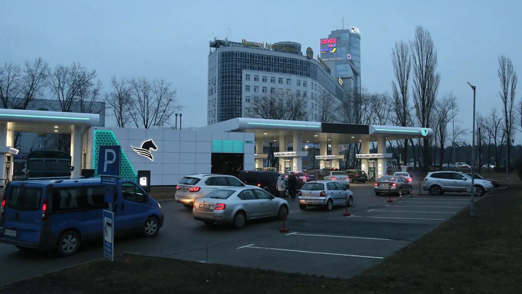 Situácia na Ukrajine: niektorí ľudia unikajú preč z krajiny, cesty sú plné áut, iní ostávajú doma či nakupujú zásoby a ďalší sa ukryli v staniciach metra, ktoré sú v niektorých ohrozených mestách bezplatné, aby sa tam ľudia mohli zhromažďovať.