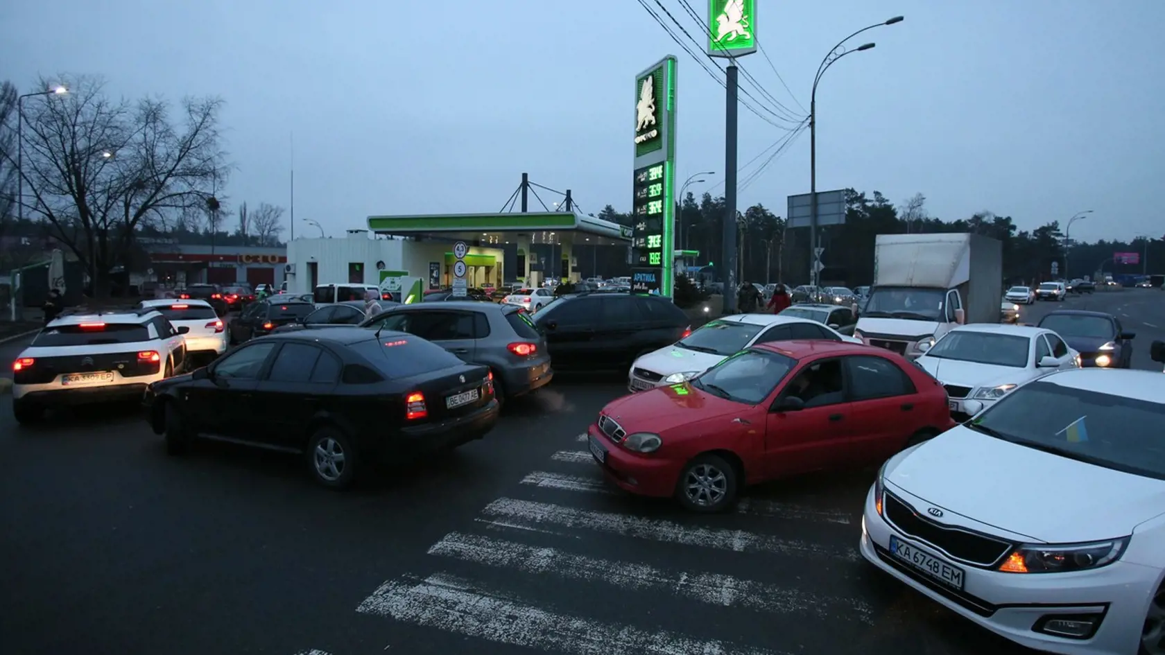 Situácia na Ukrajine: niektorí ľudia unikajú preč z krajiny, cesty sú plné áut, iní ostávajú doma či nakupujú zásoby a ďalší sa ukryli v staniciach metra, ktoré sú v niektorých ohrozených mestách bezplatné, aby sa tam ľudia mohli zhromažďovať.