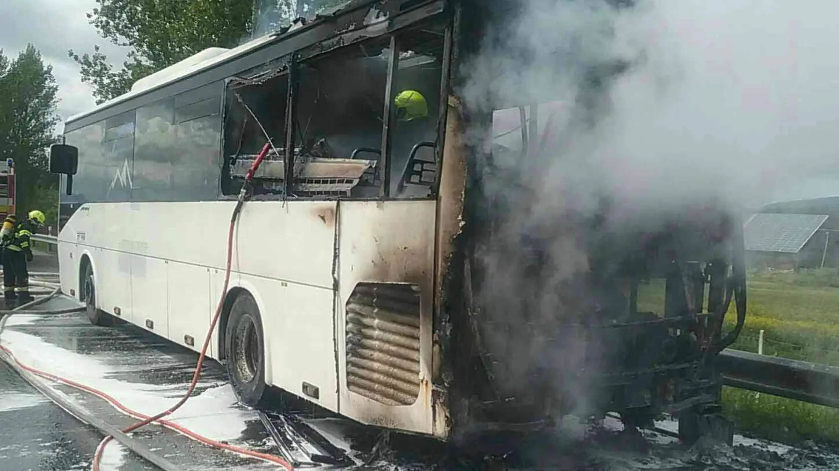 Celkový záber na autobus, ktorého zachvátil požiar. Závažná Poruba