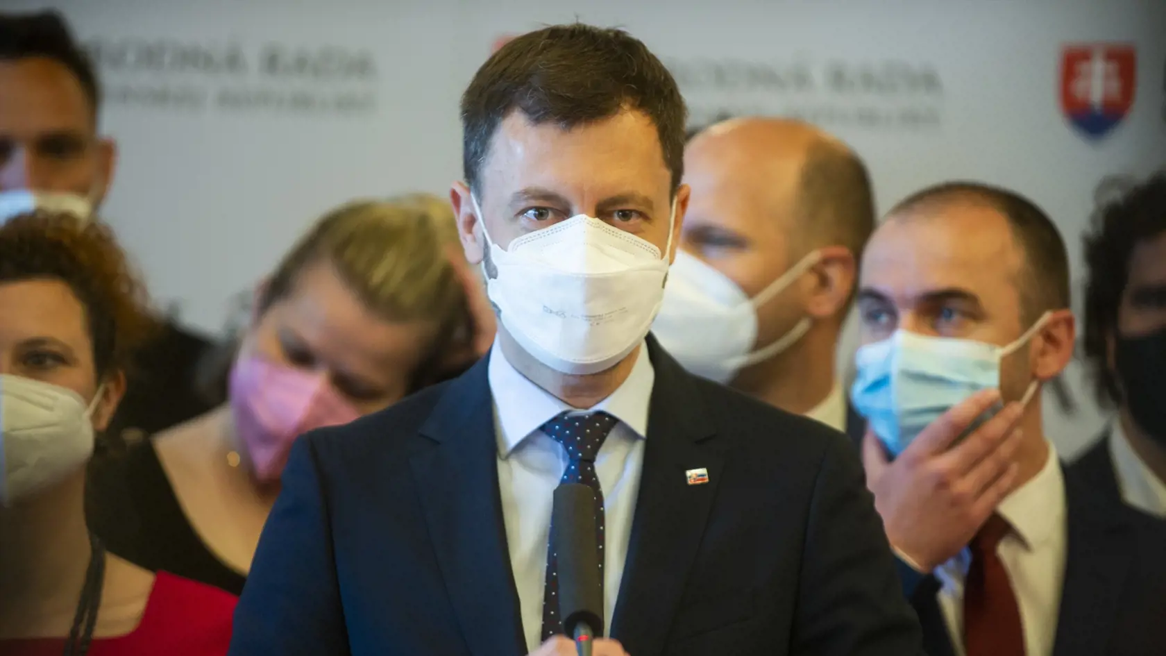 Na snímke premiér SR Eduard Heger (OĽaNO) spolu s poslancami hnutia OĽaNO počas tlačovej konferencie k mimoriadnej schôdzi parlamentu k stretnutiu v SIS 26. mája 2021 v Bratislave. FOTO TASR - Jakub Kotian