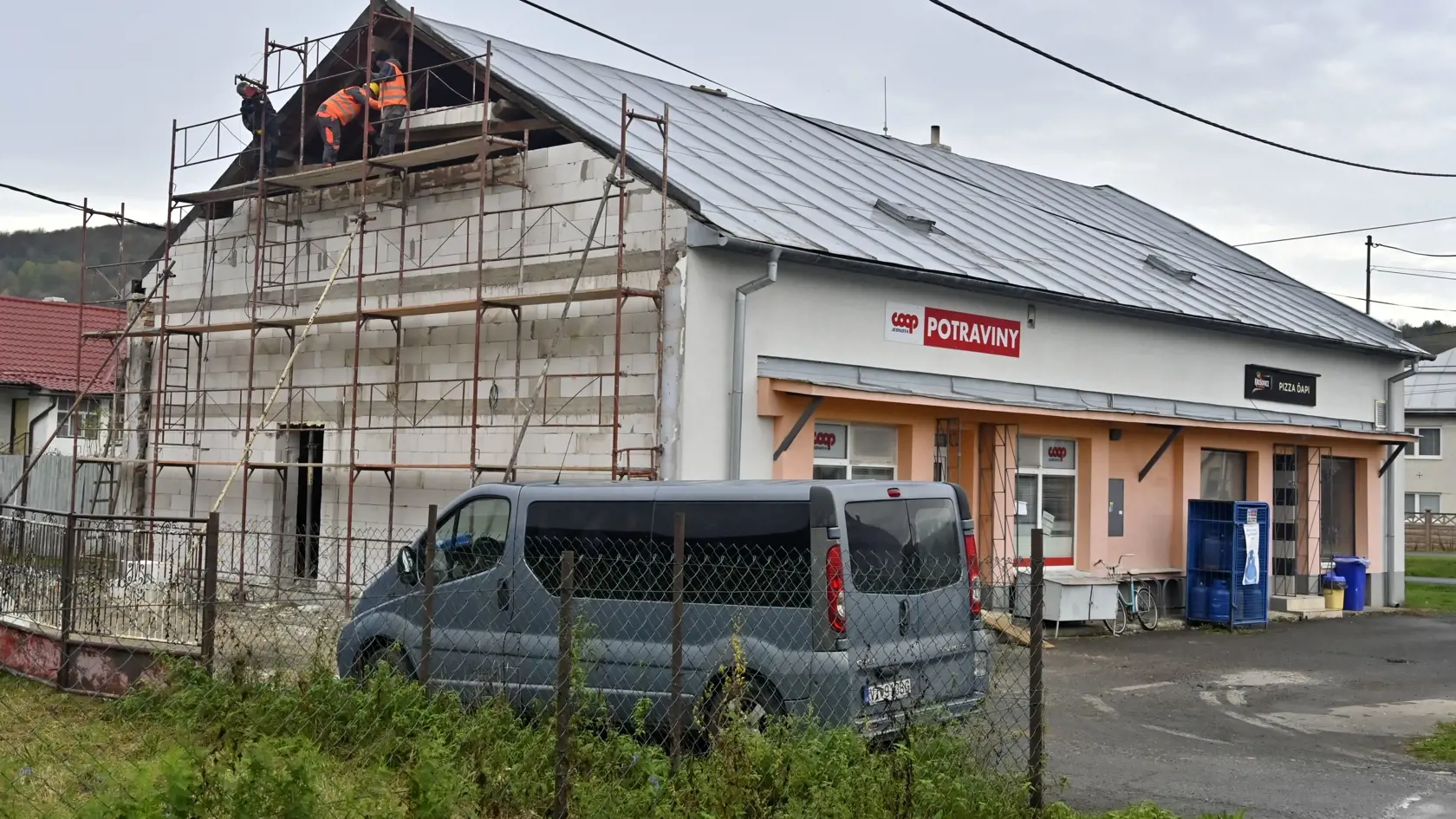 Na snímke stavebné práce na oprave budovy potravín v obci Ďapalovce po zemetrasení z 9. októbra 2023. Otrasy zemetrasenia so silou 4,9 magnitúdy poškodili takmer všetky domy v obci. Ďapalovce, okres Vranov nad Topľou 3. novembra 2023.