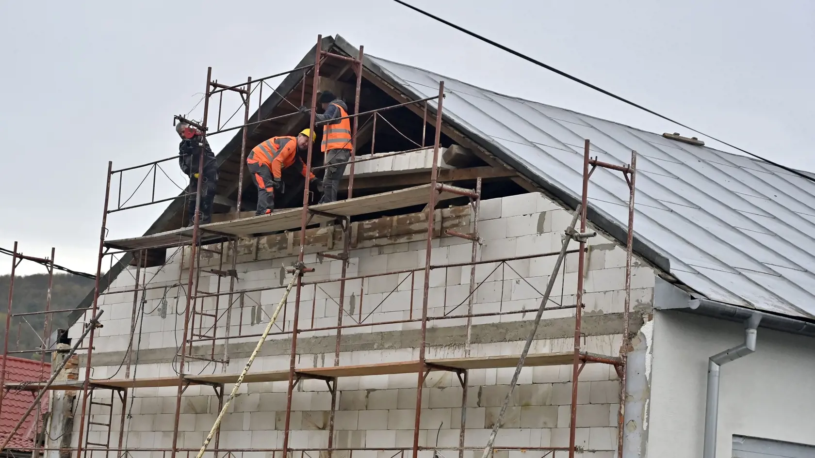 Na snímke stavebné práce na oprave budovy potravín v obci Ďapalovce po zemetrasení z 9. októbra 2023. Otrasy zemetrasenia so silou 4,9 magnitúdy poškodili takmer všetky domy v obci. Ďapalovce, okres Vranov nad Topľou 3. novembra 2023.