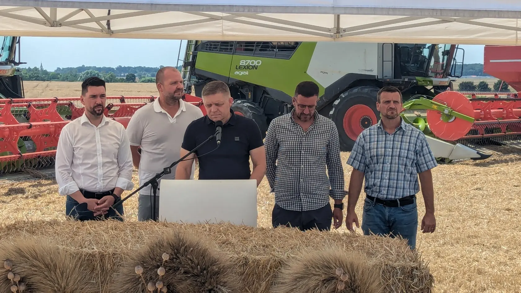 Tradícia. Politici pri žatve sú už jej symbolom, a to už od čias rakúsko-uhorskej monarchie.