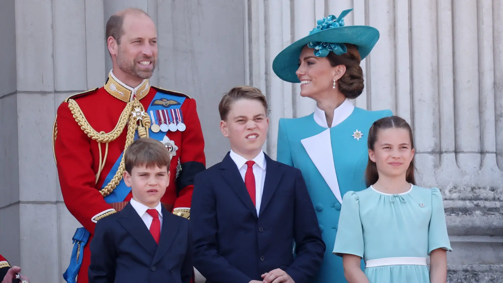 Princezná Charlotte  LONDON, ENGLAND - JUNE 14:  Prince Louis of Wales, Prince William, Prince of Wales, Prince George of Wales, Catherine, Princess of Wales and Princess Charlotte of Wales wave from the balcony at Buckingham Palace during Trooping The Colour 2025 on June 14, 2025 in London, England. Trooping The Colour is a ceremonial parade celebrating the official birthday of the British Monarch. The event features over 1,400 soldiers and officers, accompanied by 200 horses. More than 400 musicians from ten different bands and Corps of Drums march and while performing. (Photo by Neil Mockford/Getty Images)