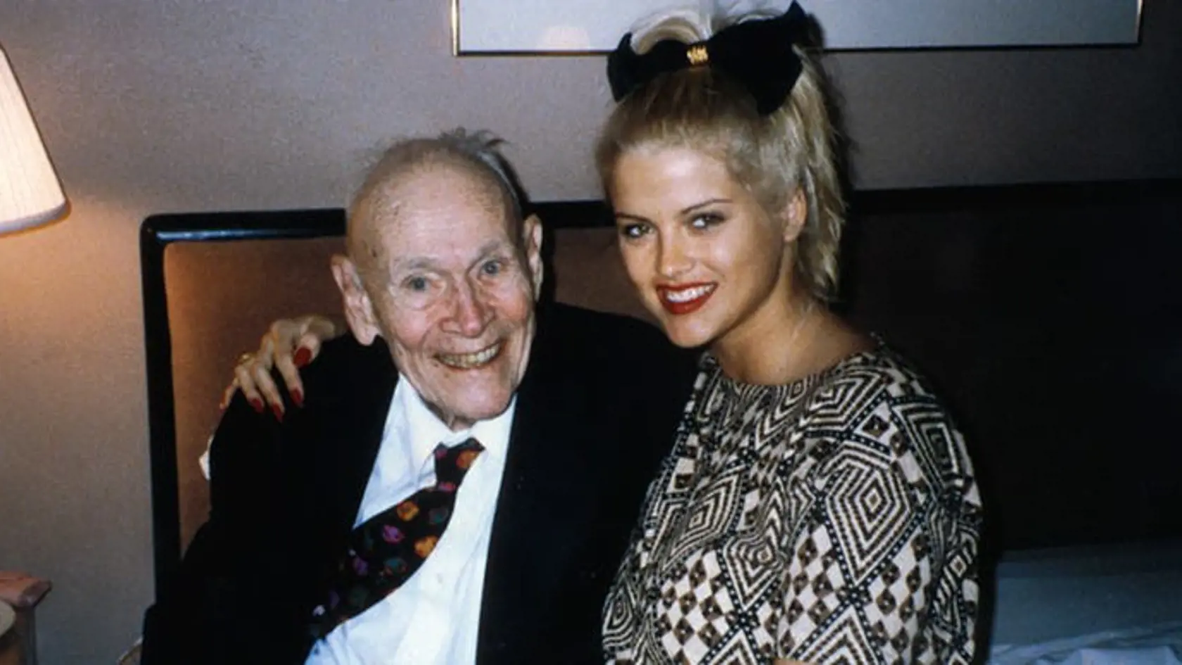 Anna Nicole Smith: Ako 26-ročná stretla takmer 90-ročného milionára J.Howarda Marshalla a vzala si ho. Jeho smrťou. Hoci si brúsila zuby na celý jeho majetok, nakoniec sa k nej dostalo "len" 90 miliónov. 