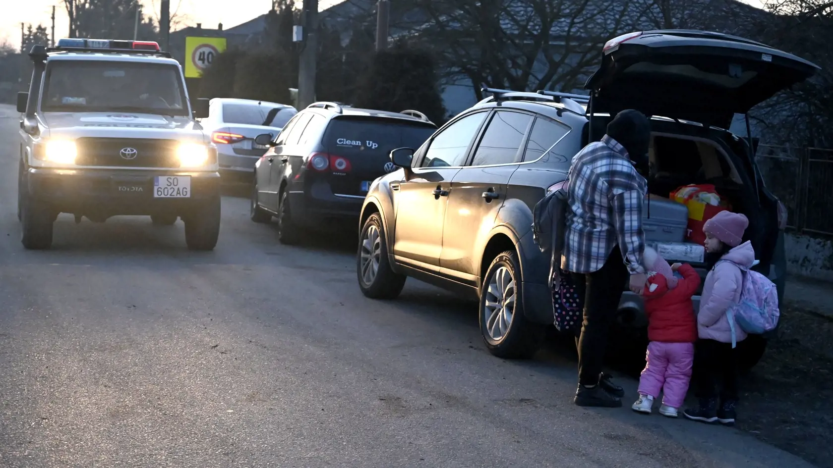 Na snímke ľudia prichádzajú na územie Slovenska z Ukrajiny na slovensko-ukrajinskom hraničnom priechode pre peších a cyklistov Veľké Slemence - Mali Selmenci podvečer vo štvrtok 24. februára 2022. FOTO TASR - Roman Hanc