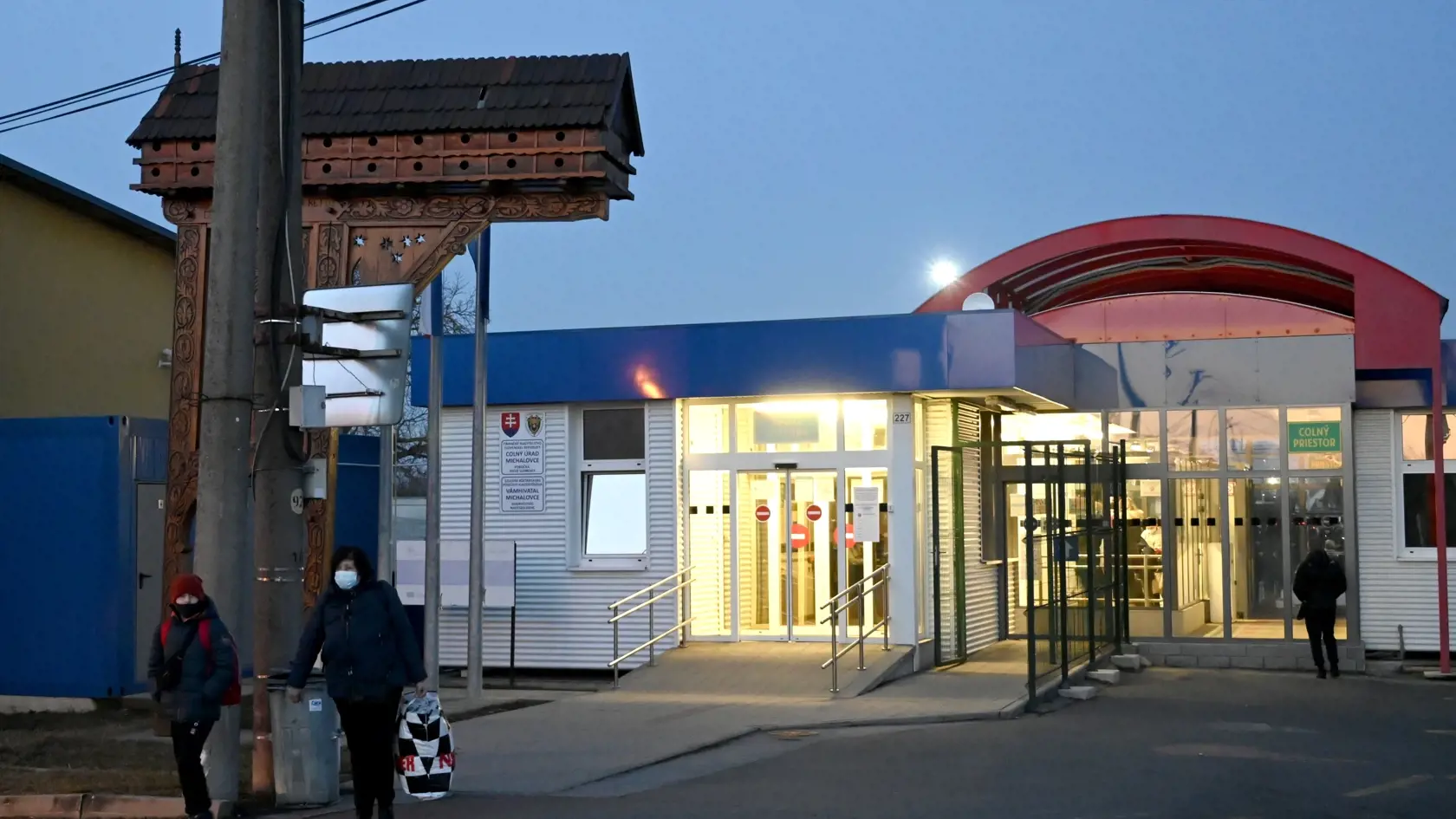 Na snímke ľudia prichádzajú na územie Slovenska z Ukrajiny na slovensko-ukrajinskom hraničnom priechode pre peších a cyklistov Veľké Slemence - Mali Selmenci podvečer vo štvrtok 24. februára 2022. FOTO TASR - Roman Hanc