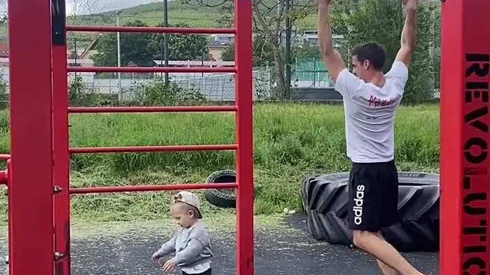 Pozrite, aký je to silák.