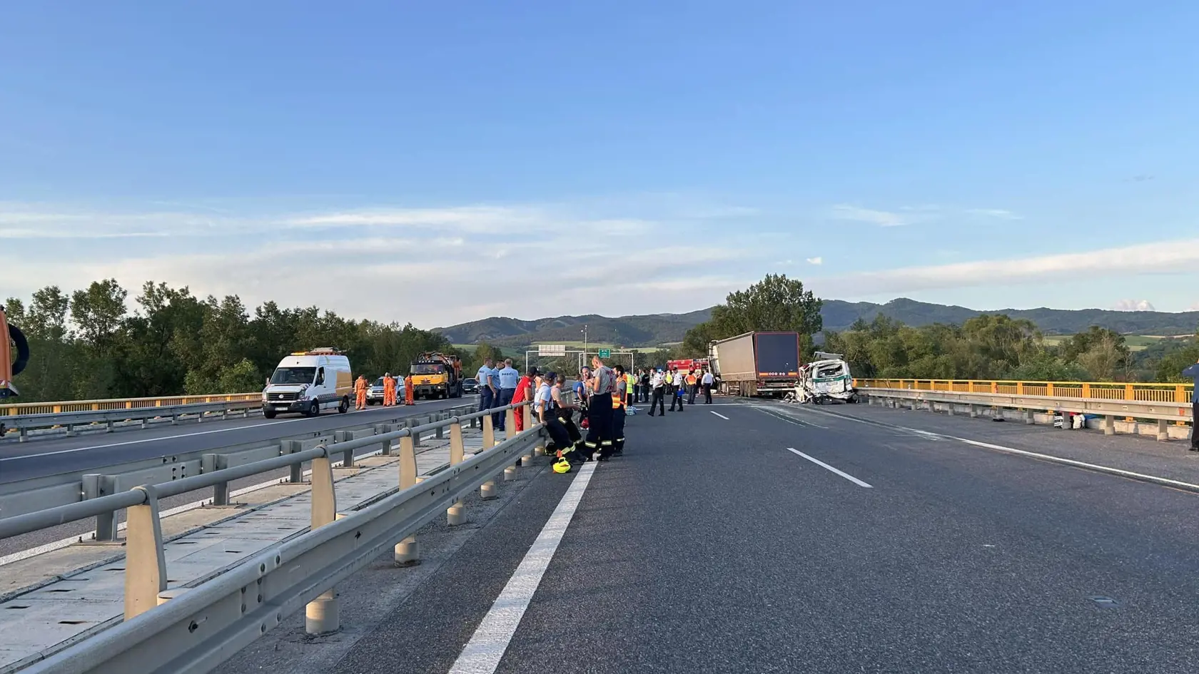 Nehoda na diaľnici D1 pri Hornej Strede (okres Nové Mesto nad Váhom) si v pondelok 27. mája 2024 vyžiadala dve obete. Zranení sú aj dvaja zamestnanci štátnych inštitúcií, ktorí sa na mieste nachádzali. Operačné stredisko záchrannej zdravotnej služby (OS ZZS) SR o tom informovalo na sociálnej sieti. "Dvaja muži, žiaľ, utrpeli zranenia nezlučiteľné so životom," uviedlo OS ZZS SR. Priblížilo, že do hasičov malo naraziť auto pri zásahu.  FOTO TASR - KR PZ v Trenčíne 