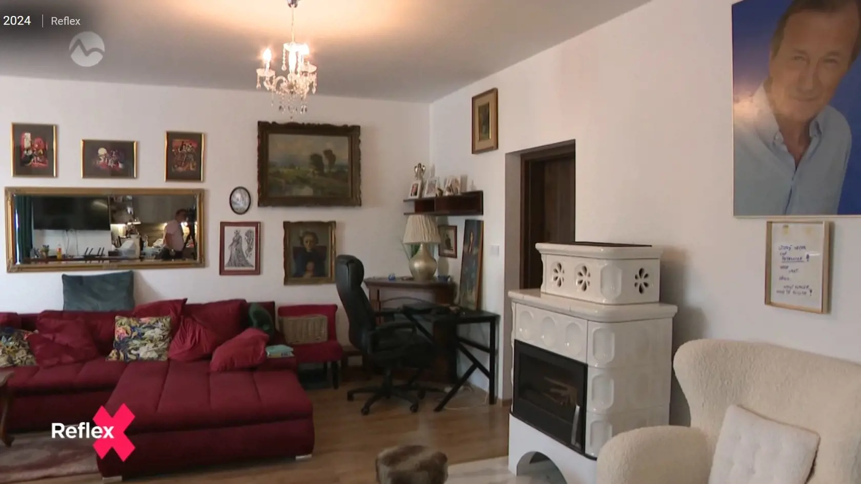 Na stene v obývačke sa vyníma obrovský obraz jej lásky Radka Brzobohatého.