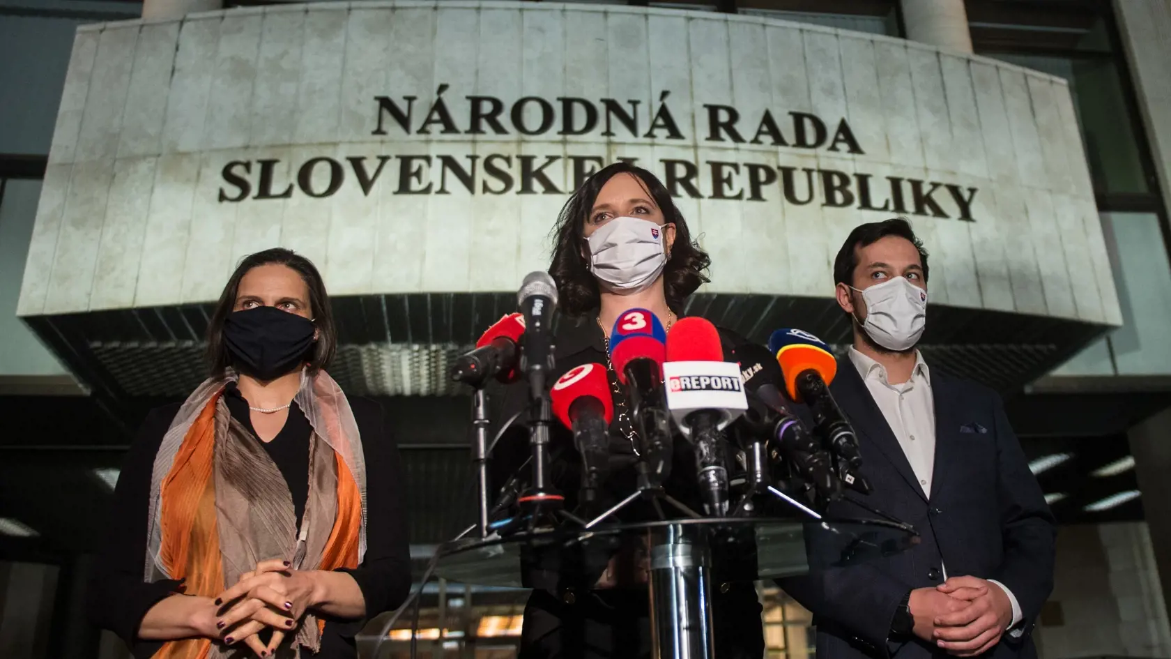 Viacerí funkcionári strany sú nespokojní s tým, ako stranu vedie Veronika Remišová. Jeden z dôvodov bolo aj to, že počas vládnej krízy uvažovala nad možnosťou trojkoalície.