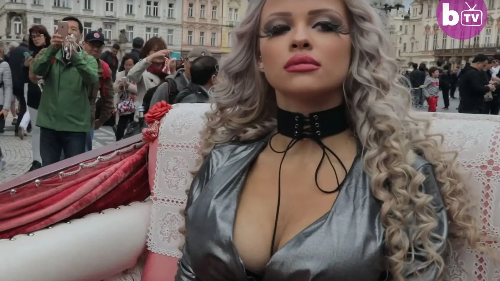 Gabriela (18) sa denne pripravuje 3,5 hodiny, aby čo najviac pripomínala výzor najobľúbenejšej bábiky.