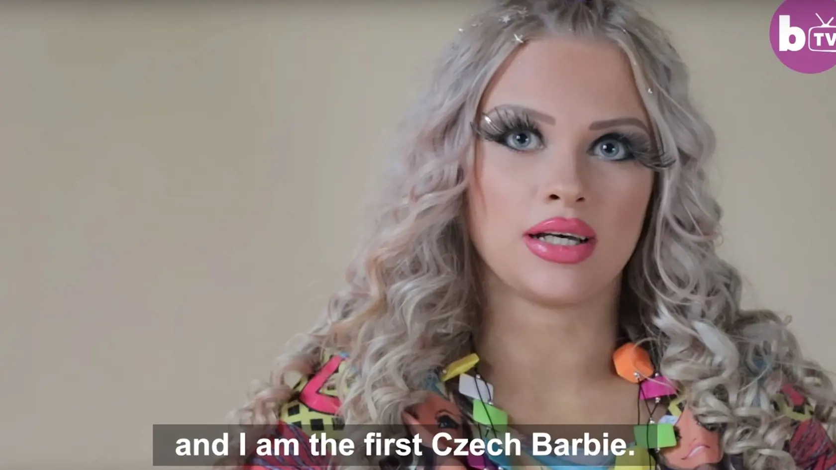 Gabriela (18) sa denne pripravuje 3,5 hodiny, aby čo najviac pripomínala výzor najobľúbenejšej bábiky.