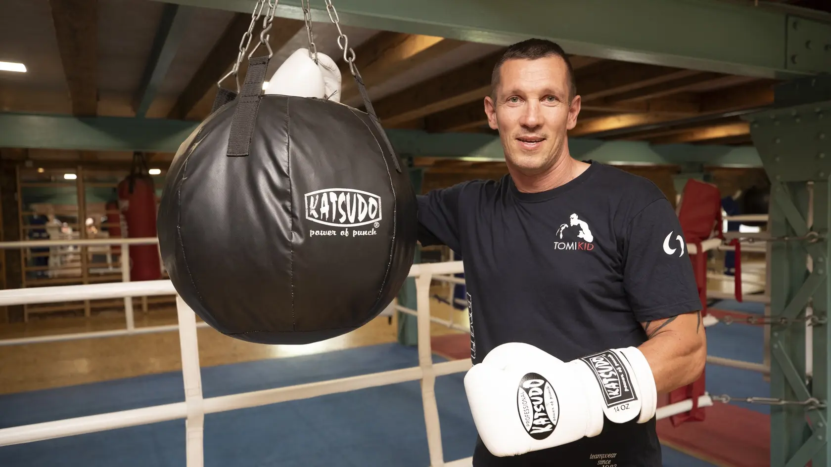 Na snímke je profesionálny boxer Tomi Kid Kovaács vo svojej akadémii v Matúškove.